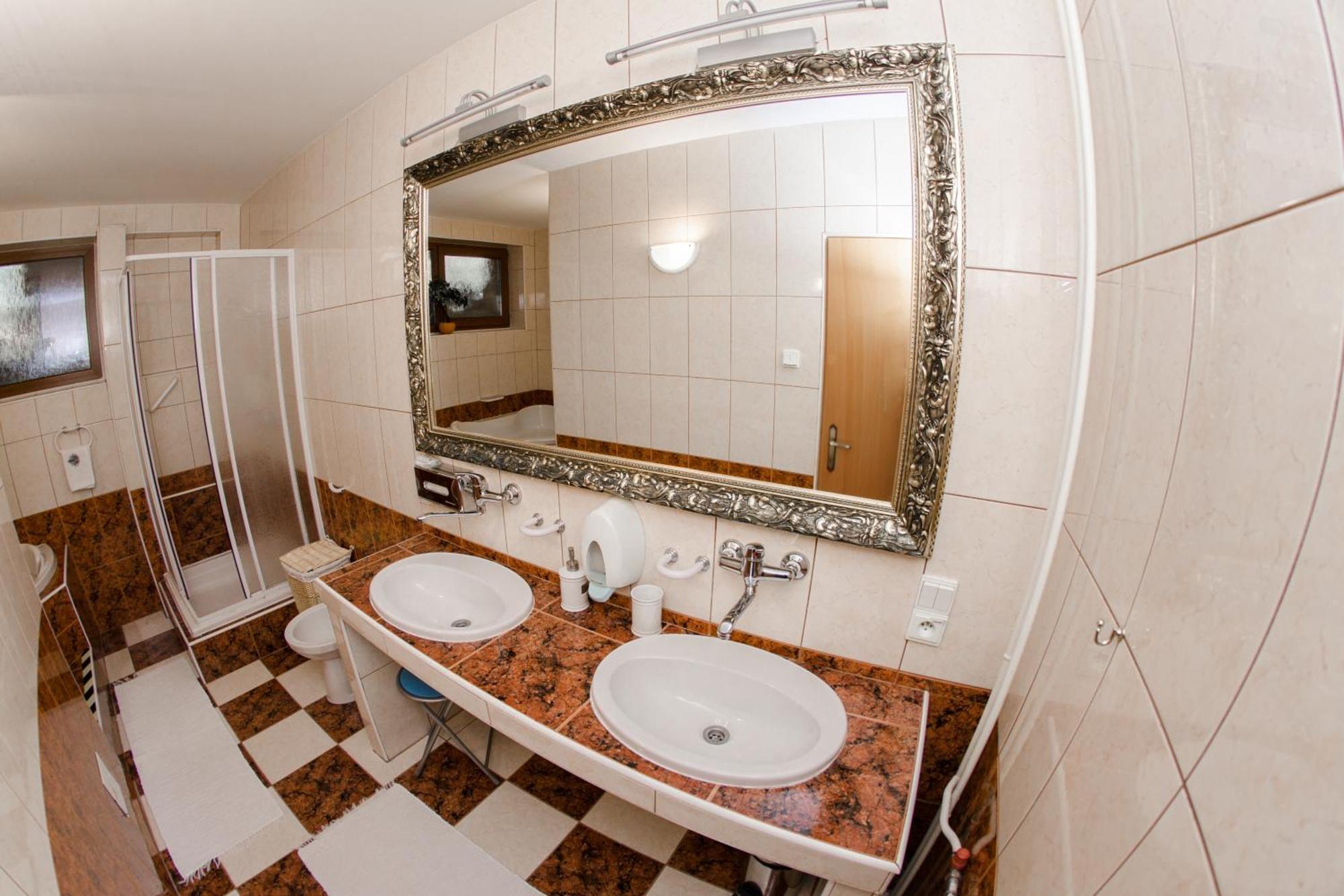 Hotel Sachticka Banská Bystrica Dış mekan fotoğraf
